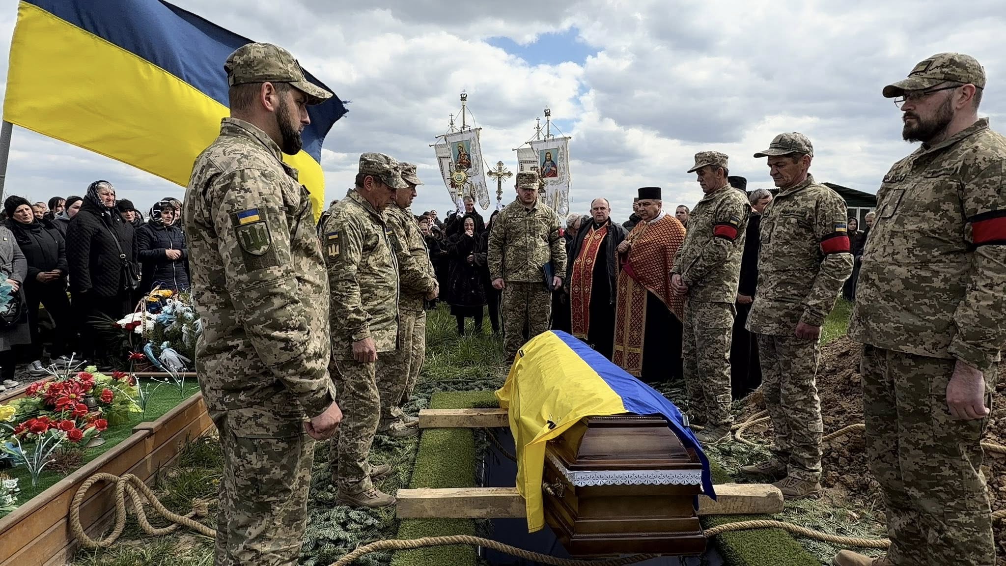У Надвірнянській громаді попрощалися із загиблим військовим Михайлом Олійником
