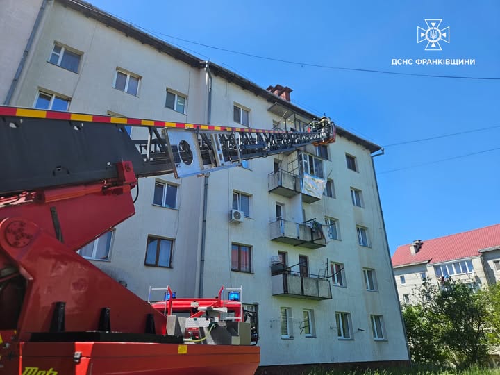 У Надвірній під час пожежі в багатоповерхівці евакуювали 15 мешканців