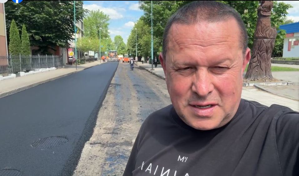 У Надвірній ремонтують одну з головних доріг міста (ВІДЕО)