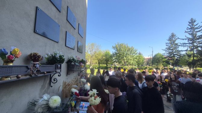 У Новоселицькому ліцеї відкрили меморіальну дошку загиблому захиснику Мірчі Зваричу
