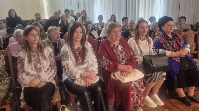 У Новоселиці вшанували вишивальниць-берегинь та матерів загиблих і зниклих безвісти …