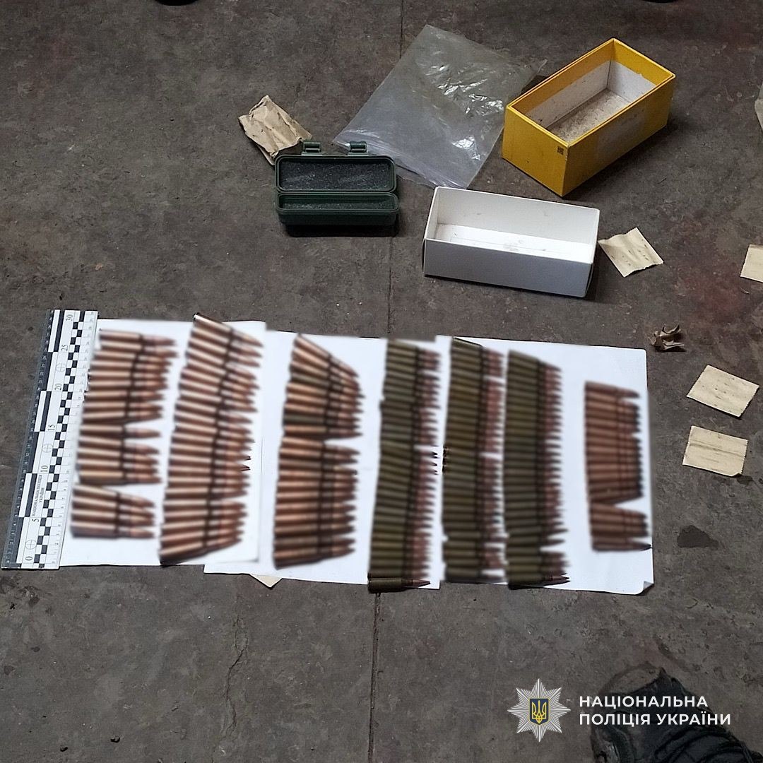 У Нікопольському районі 53-річний чоловік незаконно зберігав карабіни, гранату та …
