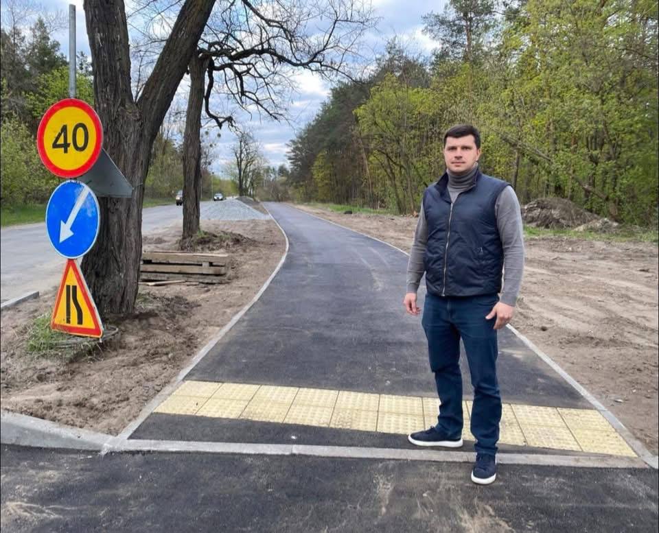 У Оболонському районі завершили капітальний ремонт тротуару на вулиці Дніпроводській