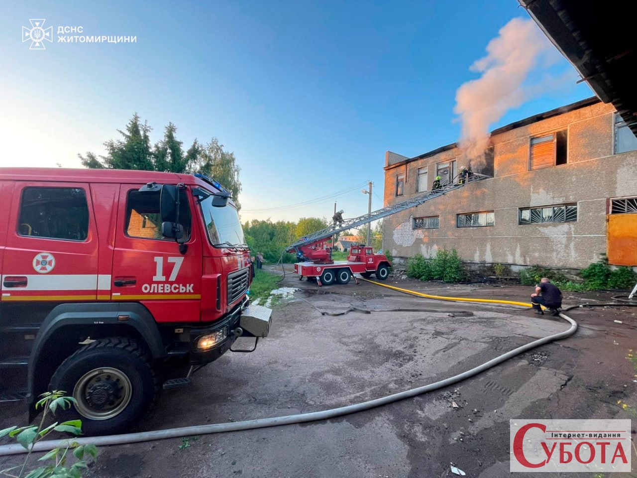 У Олевську ввечері спалахнула двоповерхова будівля: вогонь охопив увесь дах