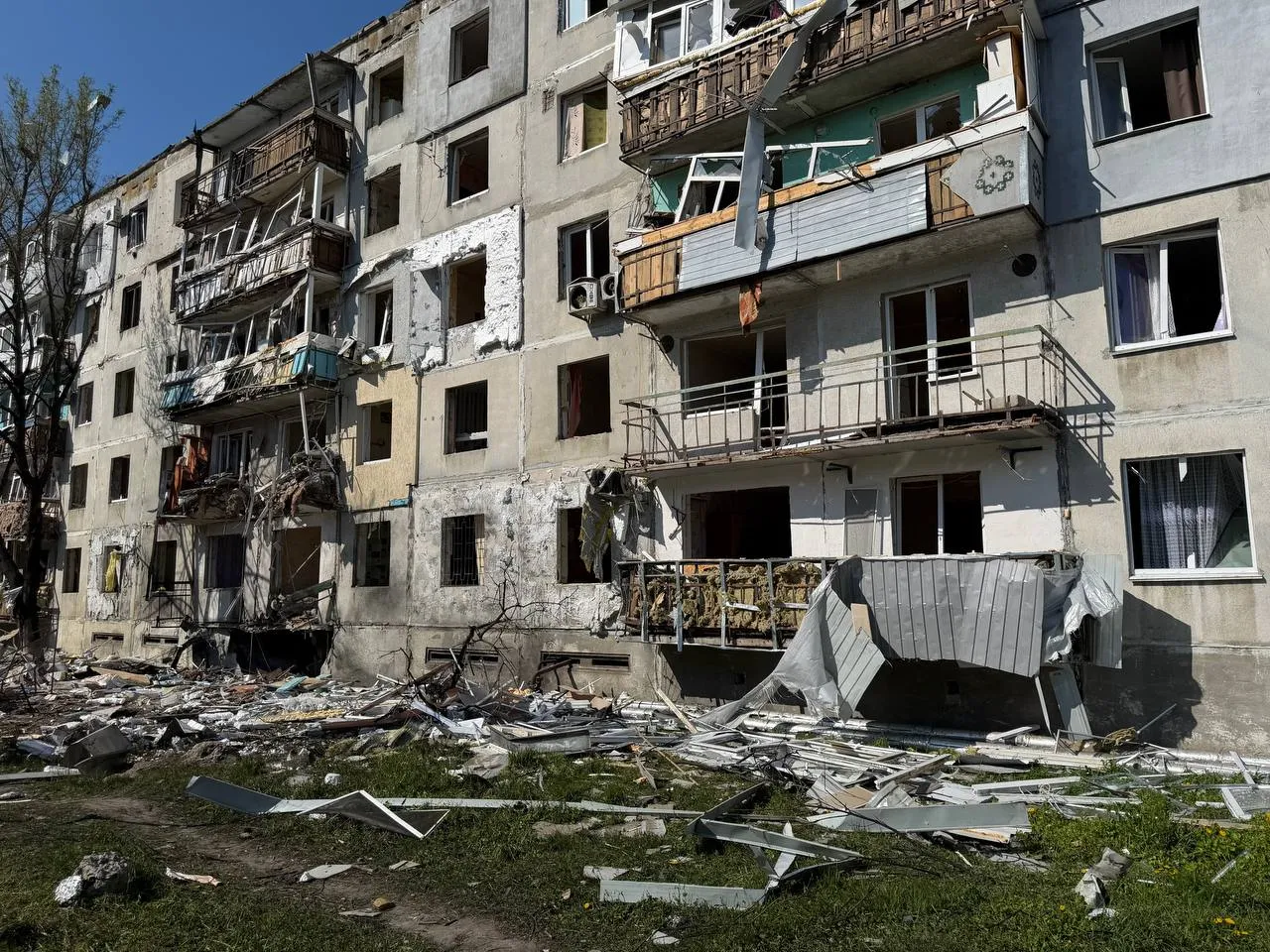 У Павлограді надають допомогу мешканцям будинків, що постраждали від атаки …