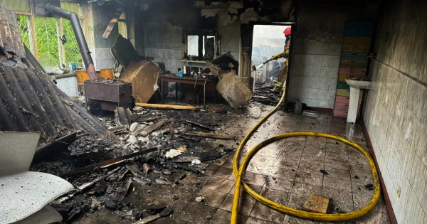 У Первомайському районі понад годину гасили пожежу в покинутому будинку