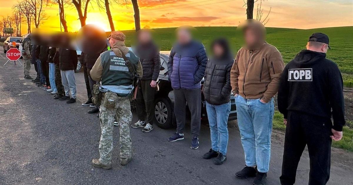 У Подільському районі прикордонники зупинили кортеж із 13 ухилянтів