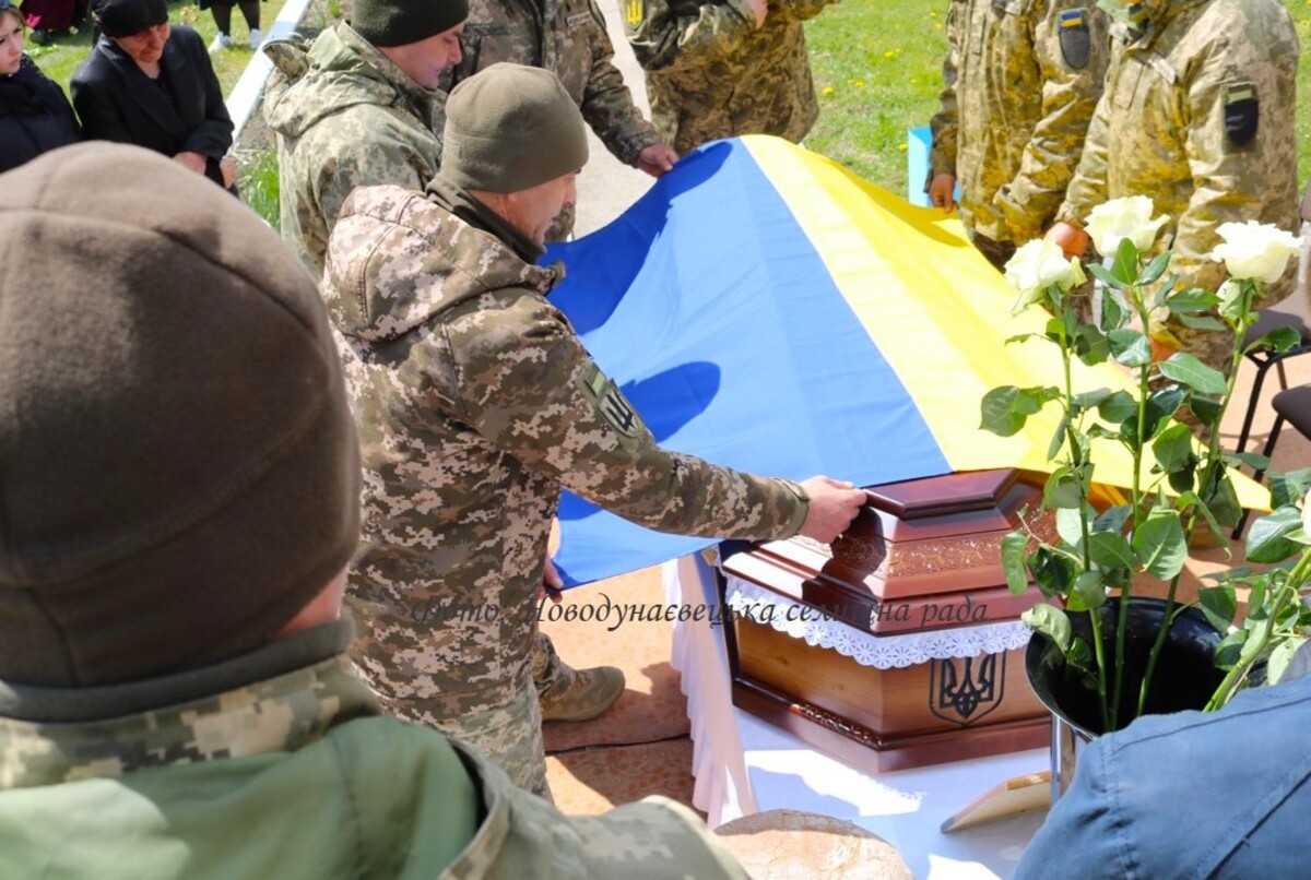 У Полонному та Новодунаєвецькій громаді попрощалися з полеглими захисниками