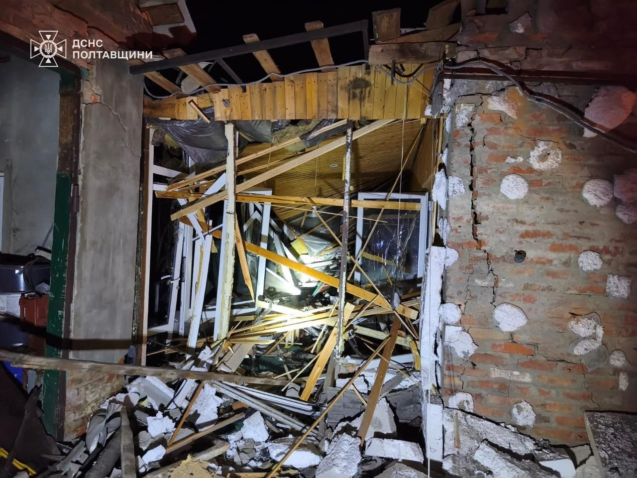 У Полтавському районі рятувальники врятували жінку з-під завалів після удару …