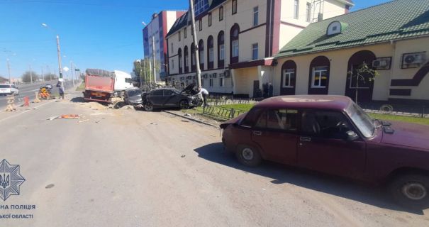 У Полтаві вантажівка протаранила припарковані авто