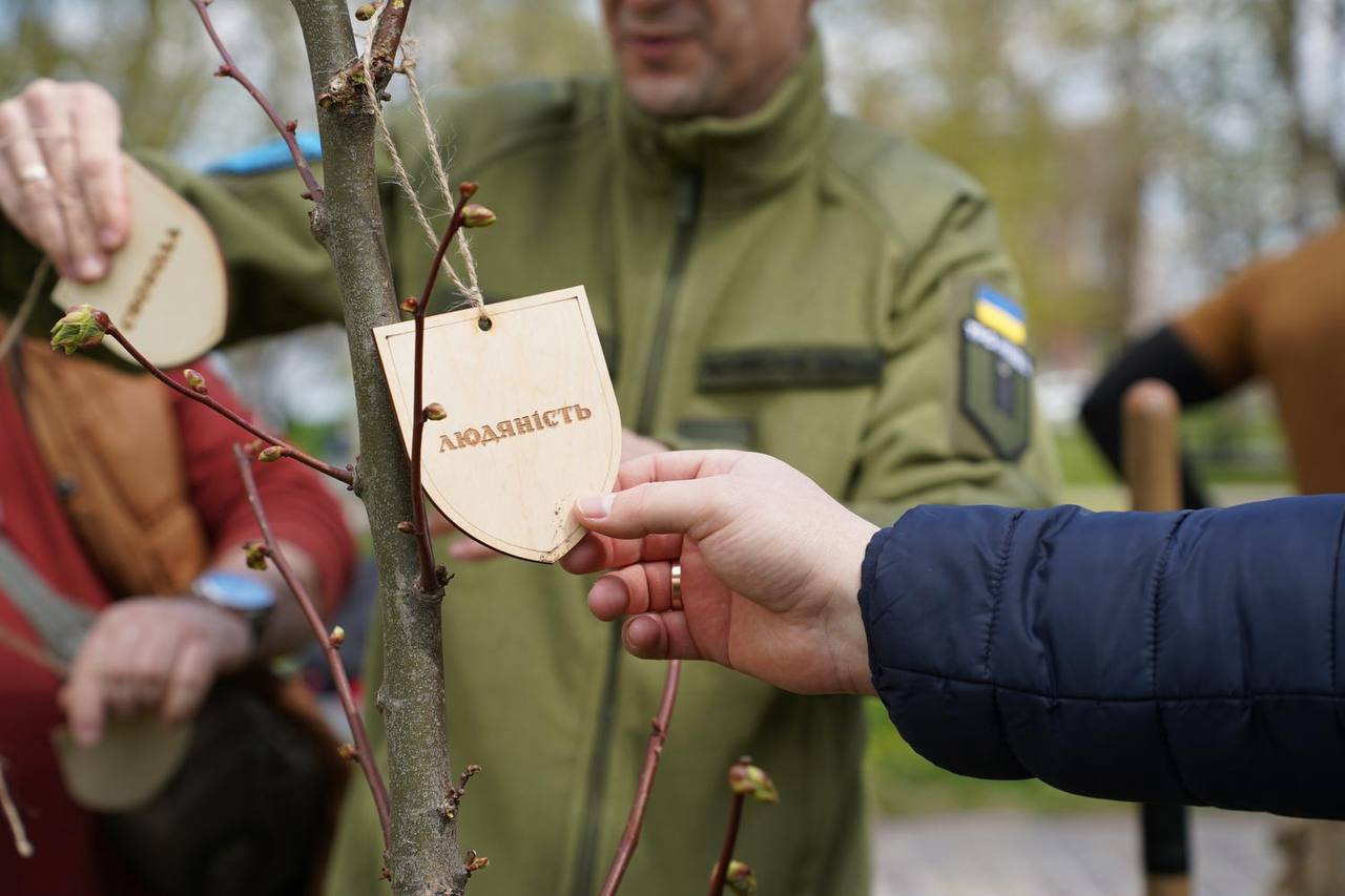 У Полтаві висадили 20 дерев у памʼять про захисників