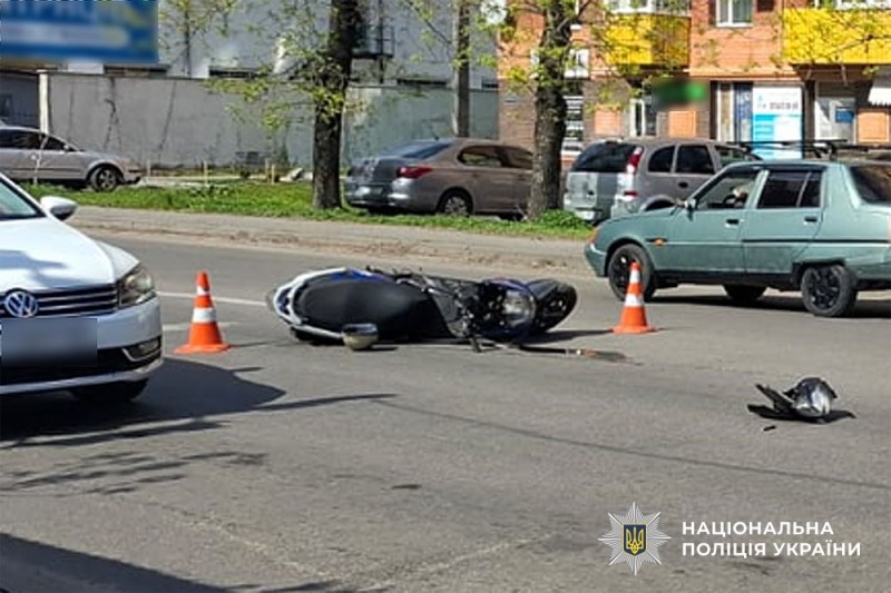 У Полтаві внаслідок зіткнення з легковиком постраждав літній кермувальник мотоциклу