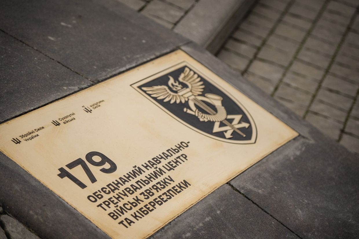 У Полтаві встановили пам’ятний знак на честь військових зв’язківців