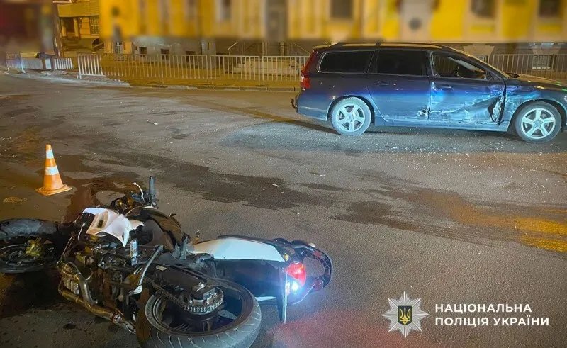 У Полтаві зіткнулися авто і мотоцикл: одного з водіїв ушпиталили