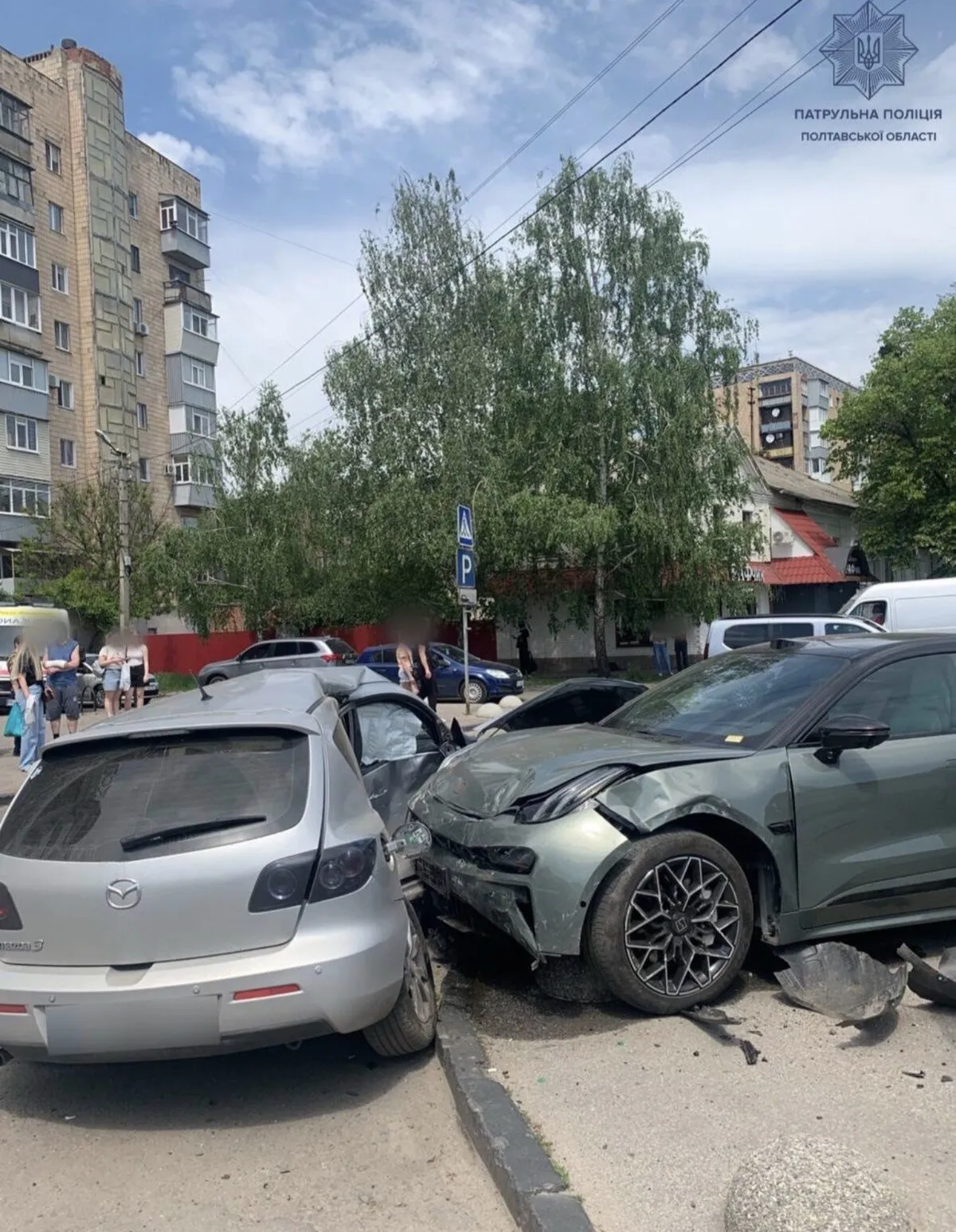 У Полтаві на перехресті зіткнулися Mazda та Zeekr