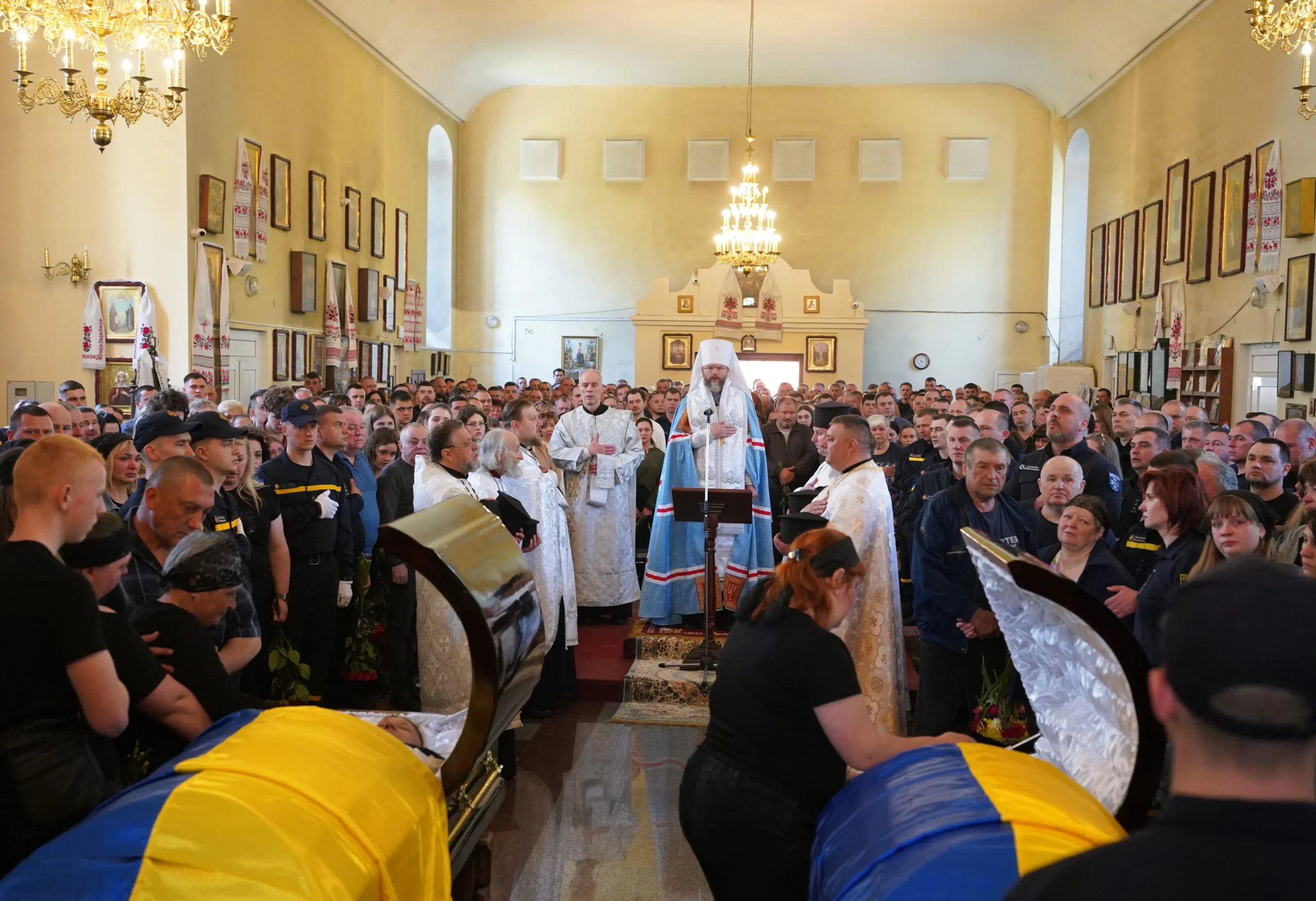 У Полтаві попрощалися із рятувальниками, які загинули від ворожого ракетного …