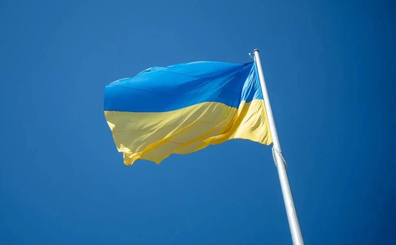 У Полтаві приспустили найбільший прапор України в області