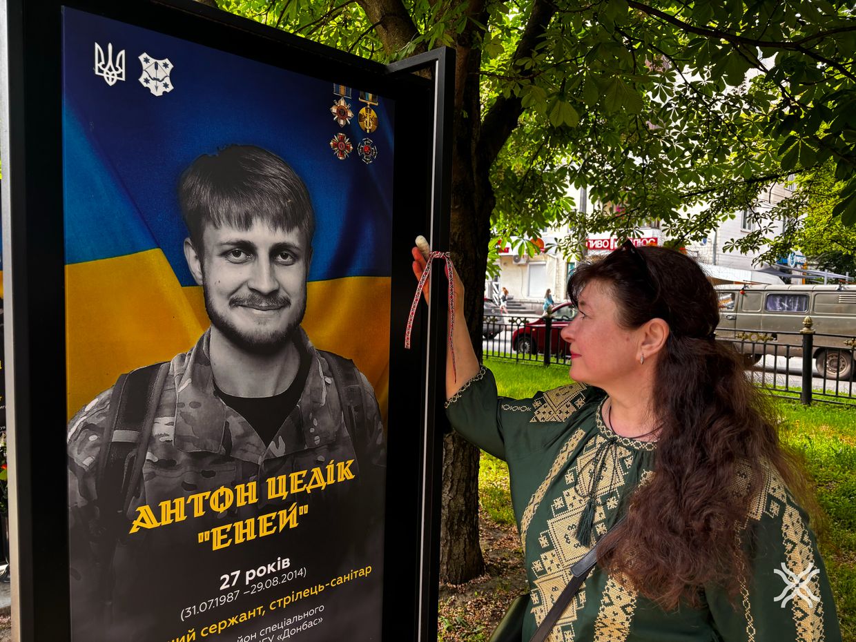 «Вишита стрічка пам'яті»: у Полтаві започаткували нову традицію вшанування воїнів