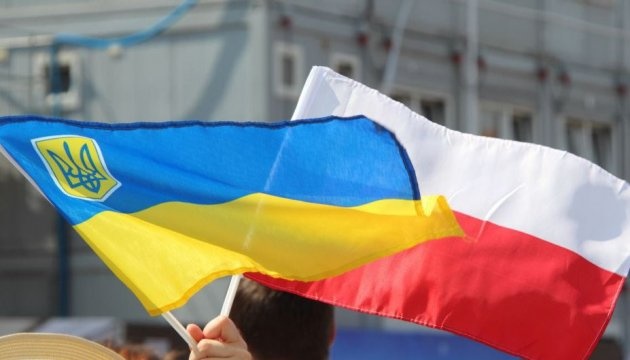 У Польщі четверо чоловіків побили українця, бо не зміг співати …