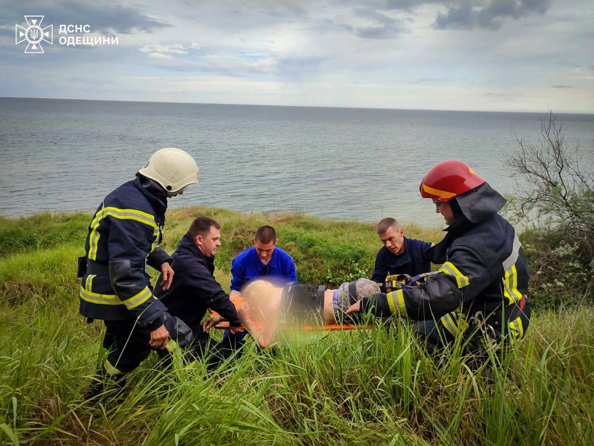 У Південному рятувальники витягли дівчину з обриву
