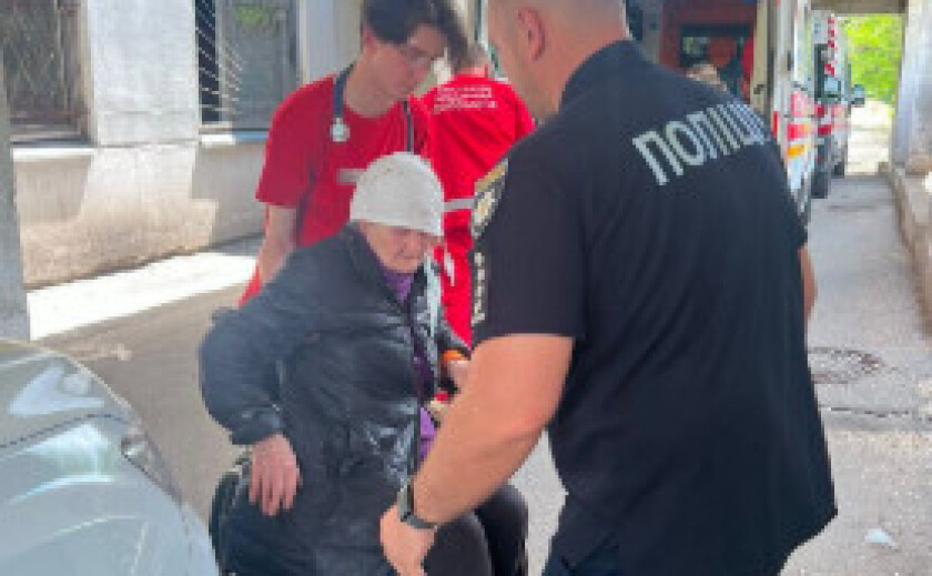 У Підгородному поліцейські офіцери громади допомогли літній жінці, яка травмувалася …