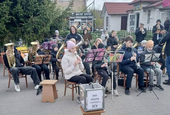 У Радивилові духовий оркестр зібрав понад 16 тисяч гривень для …