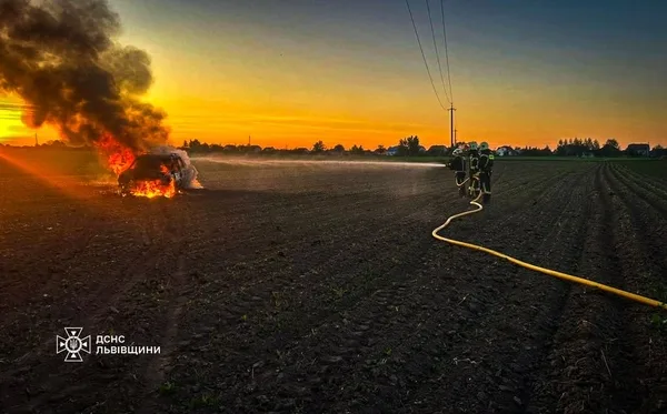 У Рудниках на Стрийщині під час ремонту загорівся легковий автомобіль