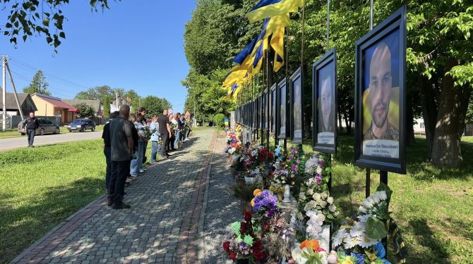 У Рукшині запалили лампадки біля Алей Слави — громада вшанувала …