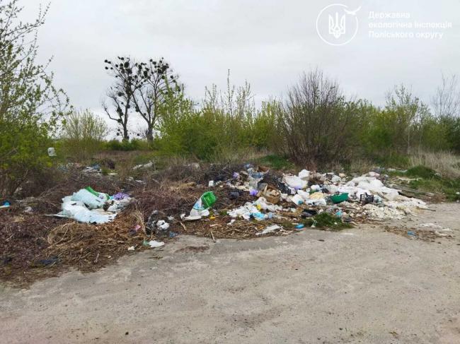 У Рівненському районі виявили стихійні сміттєзвалища