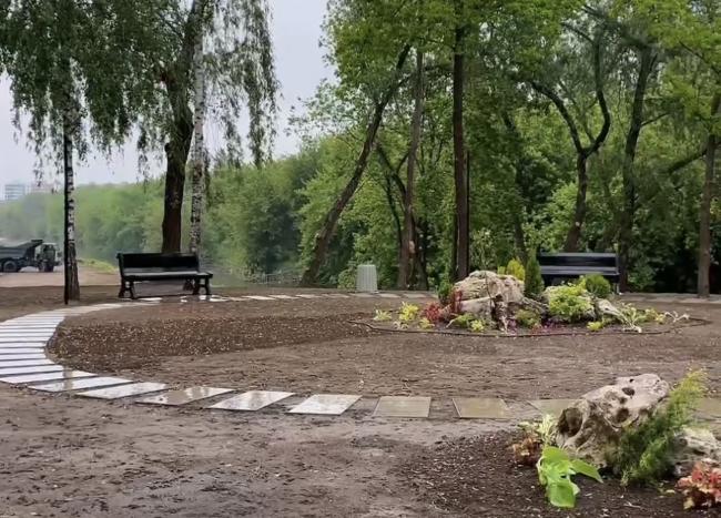 У Рівному біля дитячої залізниці облаштовують нову відпочинкову зону (ВІДЕО)