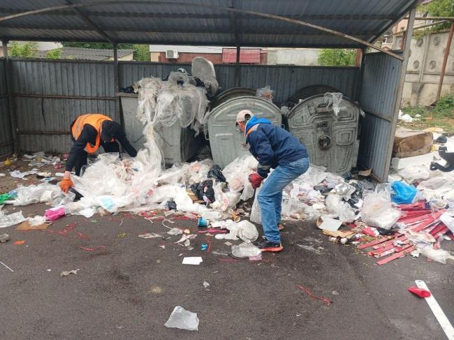 У Рівному біля контейнерів утворилося сміттєзвалище