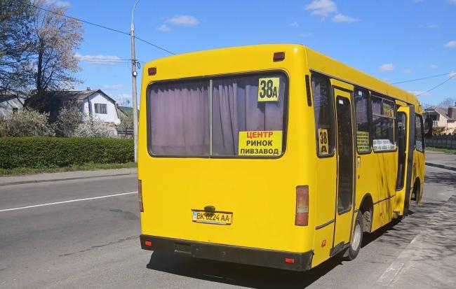 У Рівному водій маршрутки відмовив дружині загиблого воїна в пільговому …