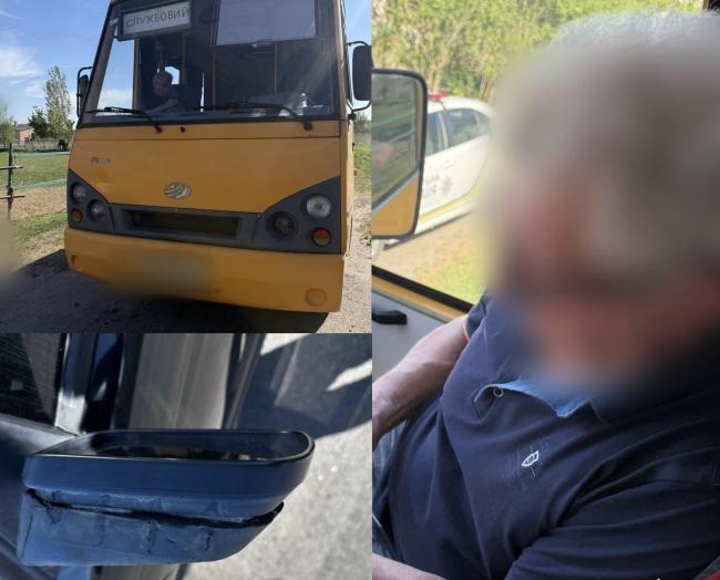 У Рівному водій маршрутки зачепив дзеркало автівки й поїхав