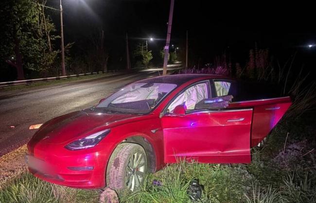 У Рівному водій Tesla в`їхав у відбійник