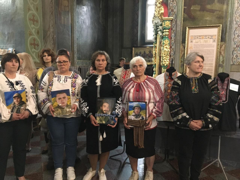 У Рівному відкрили виставку «Коди пам’яті»: 16 вишиванок загиблих воїнів