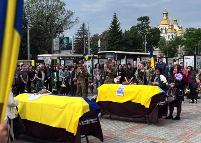 У Рівному в останню дорогу провели двох полеглих бійців