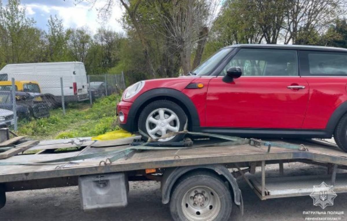 У Рівному евакуювали автівки водіїв, які припаркували їх із порушеннями …