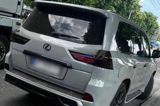 У Рівному зупинили Lexus з підробленими номерами