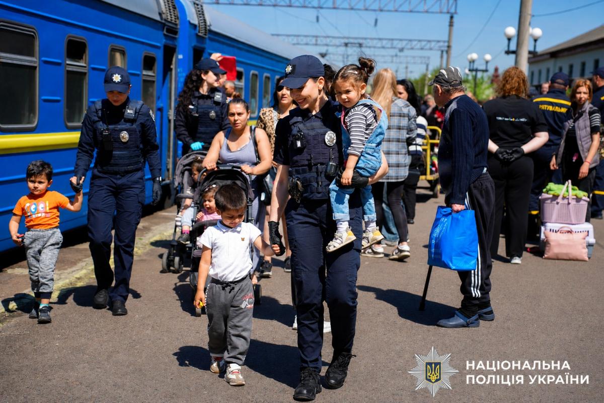 У Рівному зустріли евакуаційний потяг: прибули 27 переселенців