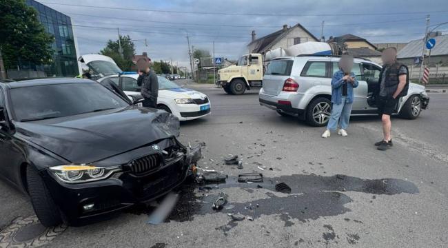 У Рівному зіткнулись два авто: протоколи склали на обох водіїв
