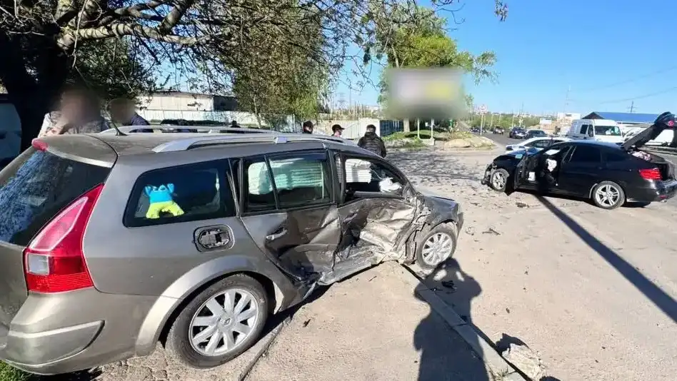 У Рівному зіткнулися два легковики: обійшлося без потерпілих