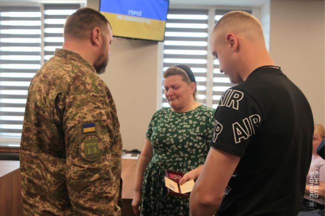 У Рівному матері загиблого нацгвардійця передали його посмертний орден