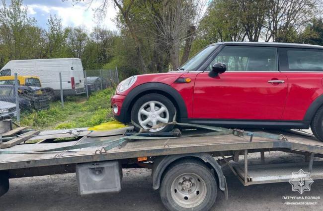 У Рівному мотопатрульні евакуювали неправильно припарковані авто