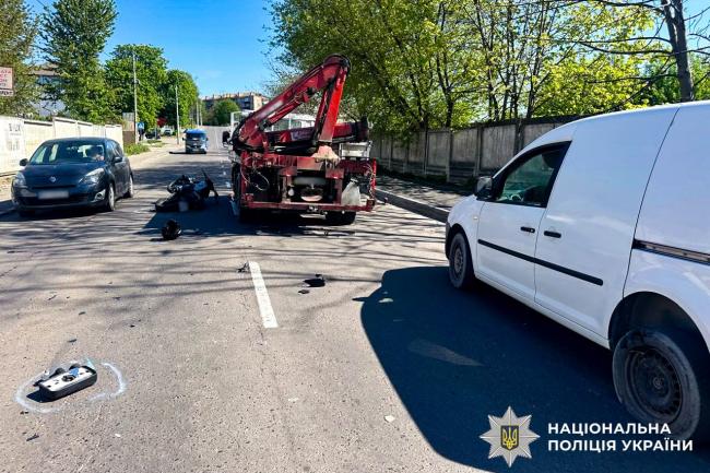 У Рівному мотоцикліст не розминувся із трьома автівками