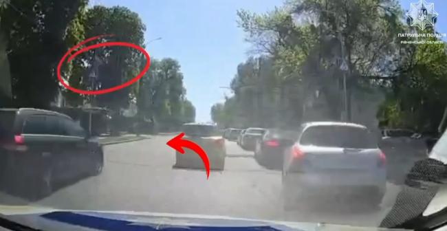 У Рівному нетверезий водій обганяв авто на пішохідному переході