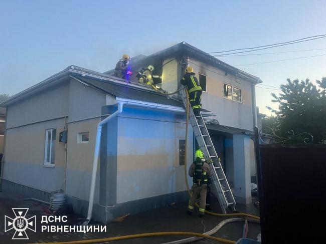 У Рівному палав двоповерховий будинок (ВІДЕО)