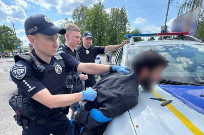 У Рівному посеред дня пограбували чоловіка