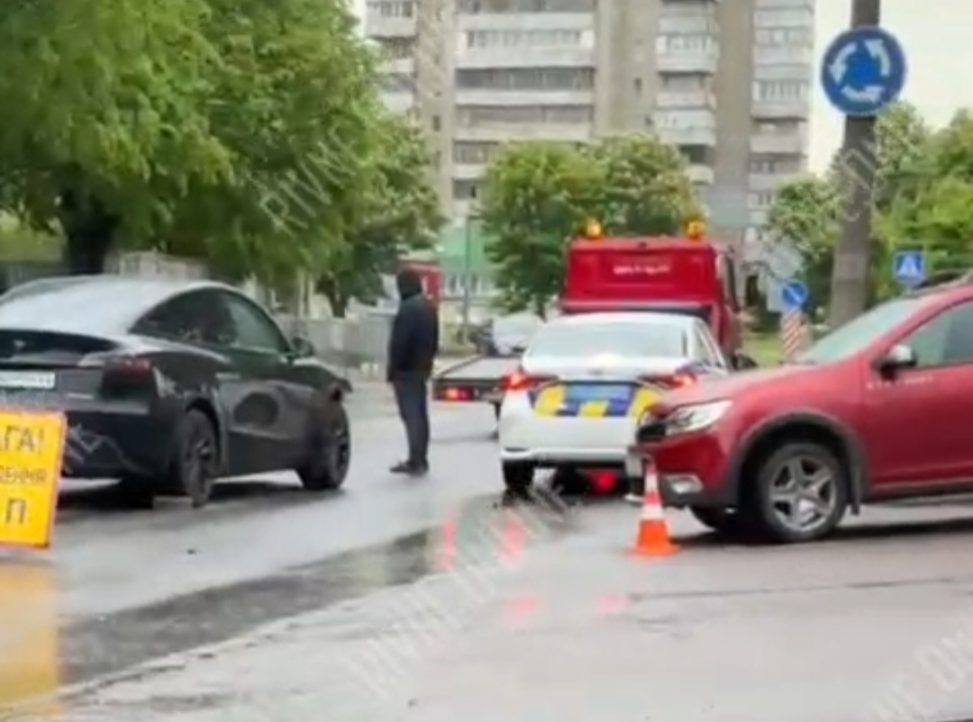 У Рівному по вулиці Захисників Маріуполя сталася ДТП: рух ускладнений …