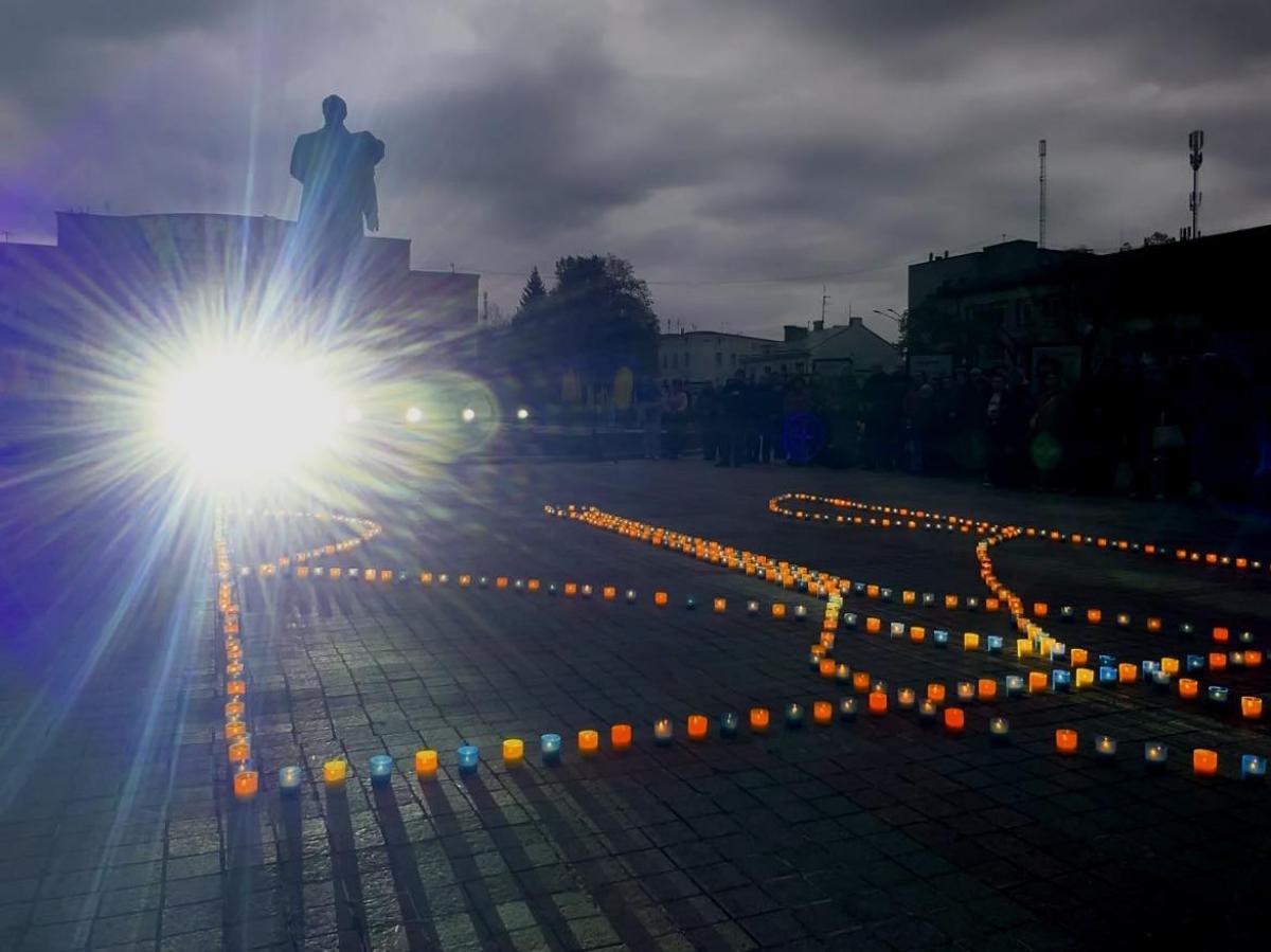 У Рівному провели мовчазну акцію «Світло пам’яті» та вшанували полеглих …