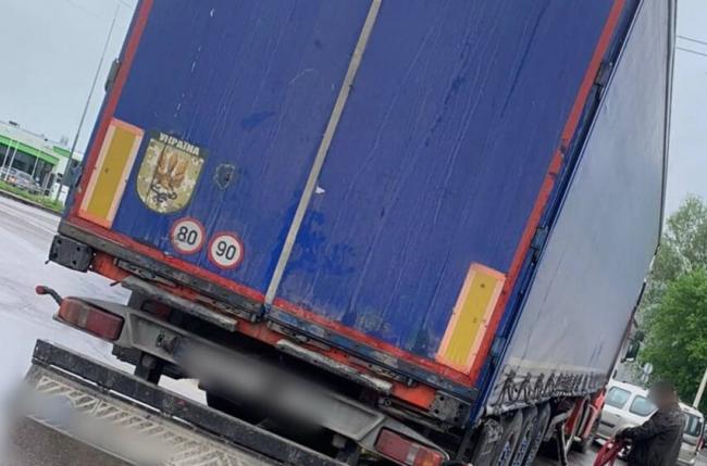 У Рівному під час повороту з вантажівки випали металеві плити